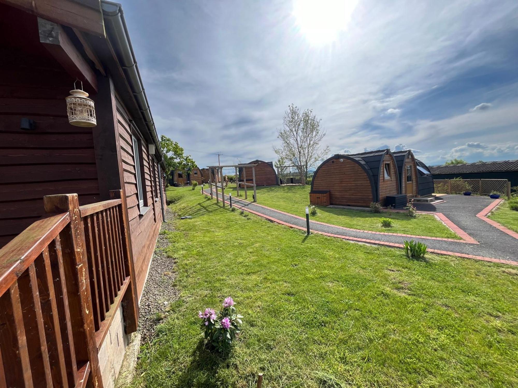 Hedgehog Glamping Pod School House Farm Hotell Leighton  Exteriör bild